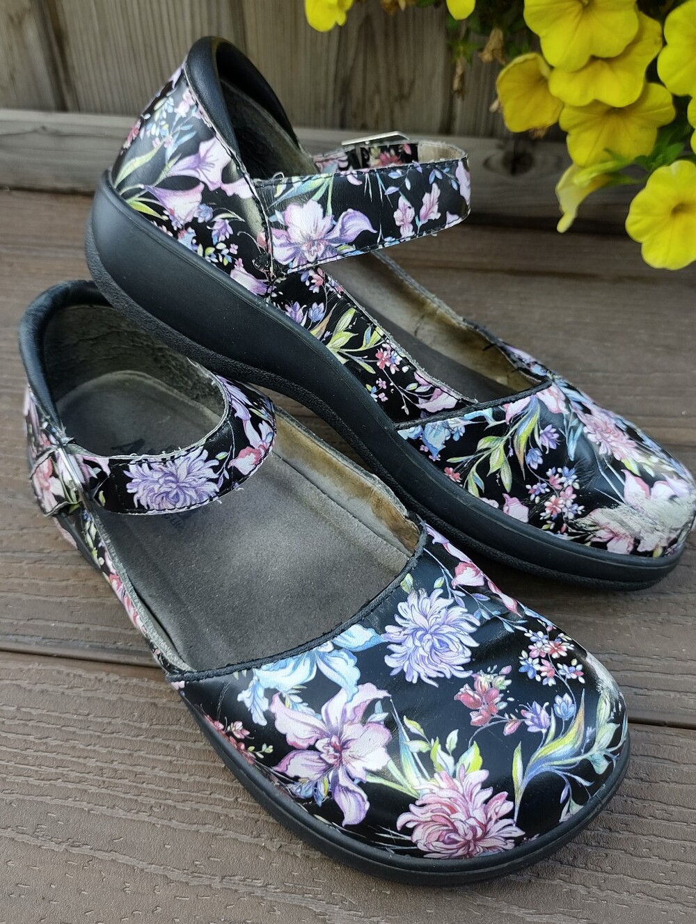 Women’s Floral Mary Jane Comfort Shoe - Black/Pink